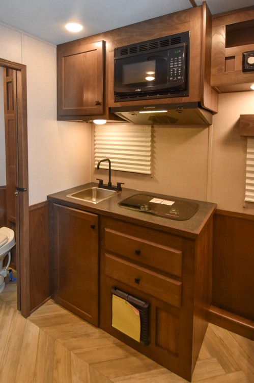 Colt 849 Living Quarters Horse Trailer Gallery Photo 6