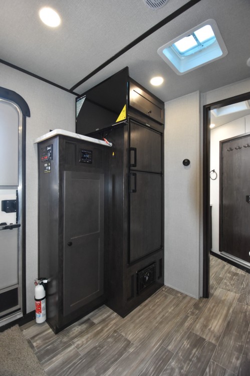 Silverado SVB8311B Horse Trailer Gallery Photo 6