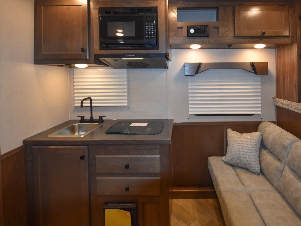 Colt 849 Living Quarters Horse Trailer Gallery Photo 5