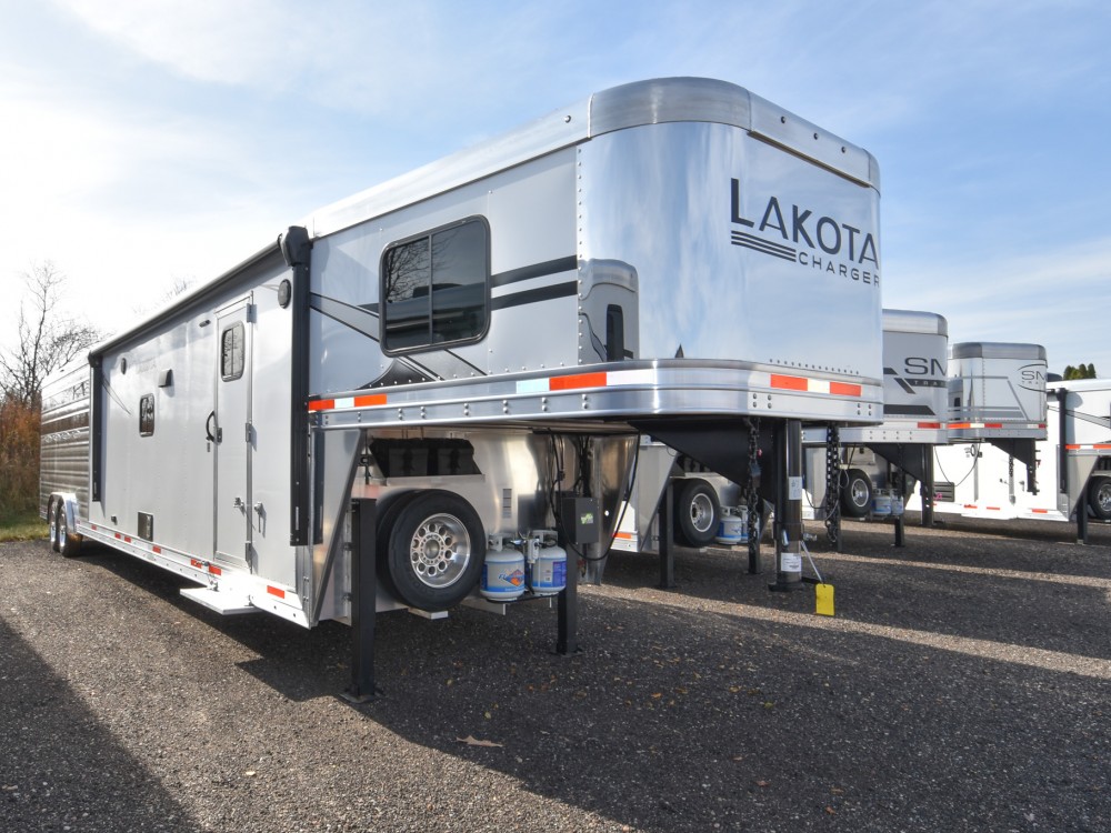 Charger 81415SR Living Quarter Horse Trailer Gallery Photo 15