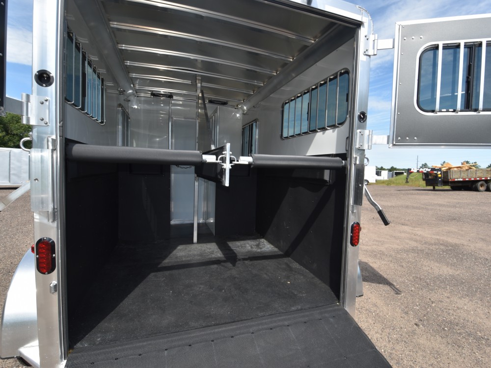 Julite Straight Load Walk Thru w/Mangers Horse Trailer Gallery Photo 5